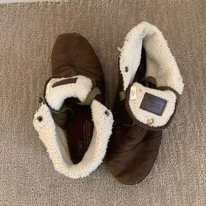 Tom’s cozy boots
